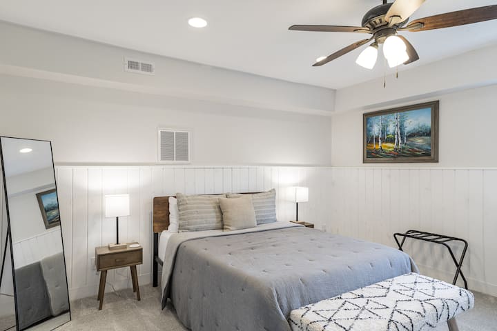 Queen bedroom, 1st floor, w/full en suite bathroom