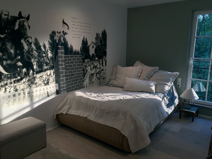 Tichá spálňa s matracom s rozmermi 200 cm x 140 cm.
