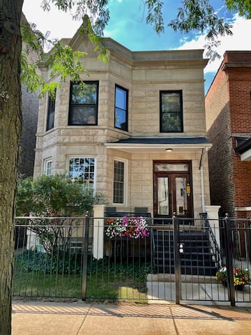 The Wrigleyville Deluxe -Steps from Wrigley Sleeps 10