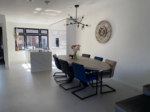 Beautiful 2- 1 house ; 8-9pers, beach,parking