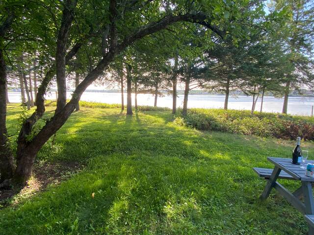 Relaxing Waterfront 2 Bed Cottage gallery image 3