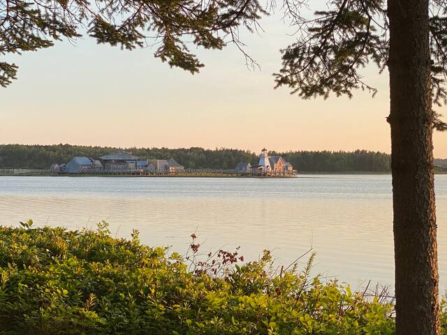 Relaxing Waterfront 2 Bed Cottage gallery image 5