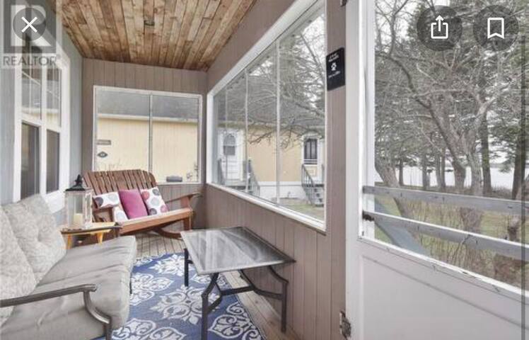 Relaxing Waterfront 2 Bed Cottage gallery image 2