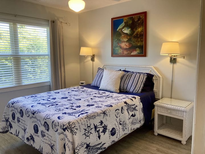 El dormitorio queen lo llamamos The Reef. Está en el nivel inferior con otros dos dormitorios. Comparte el baño completo del pasillo con el dormitorio doble.