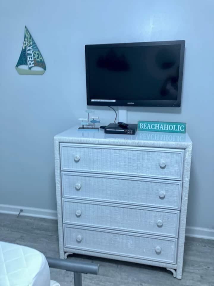 Todas las habitaciones tienen su propio televisor y ventilador de techo.