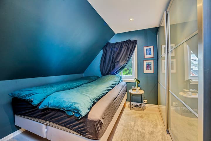 ¡Con cortinas 100% a prueba de luz estás garantizado para dormir bien incluso durante el verano! 