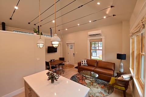 Top performing Airbnb: Newly Renovated Private Cottage in Walkable Area in Cheesman Park