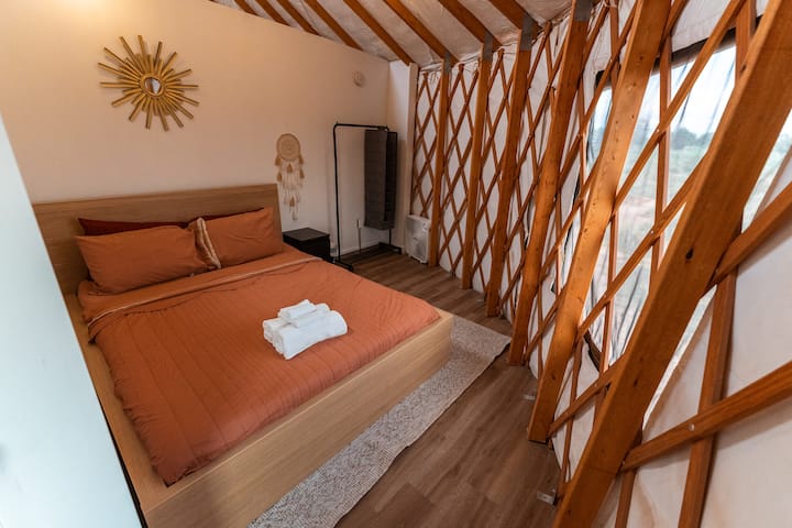 Master Bedroom! Queen Bed