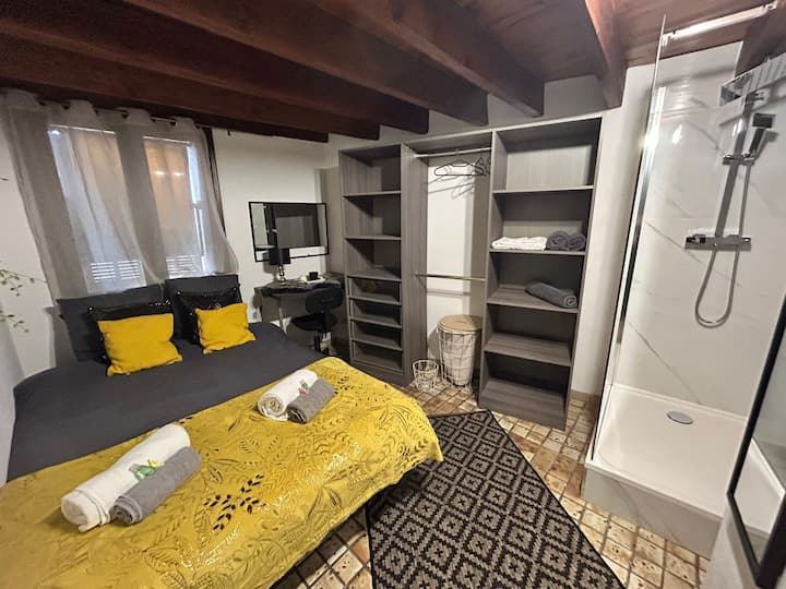 Dhoma e gjumit 2 

krevat dopio me çarçafë, jastëkë, jastëk, jorganë, peshqirë, xhel dushi janë të disponueshme. 