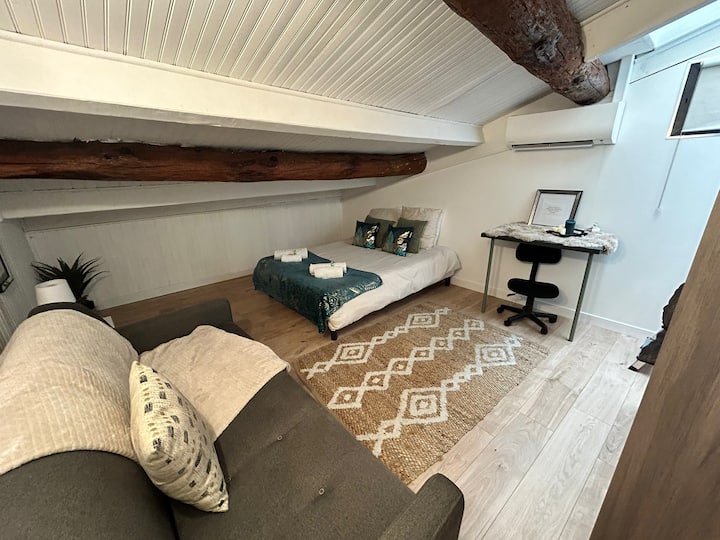 Dhoma e gjumit 3 

krevat dopio me çarçafë, jastëkë, jastëk, jorganë, peshqirë, xhel dushi janë të disponueshme. 