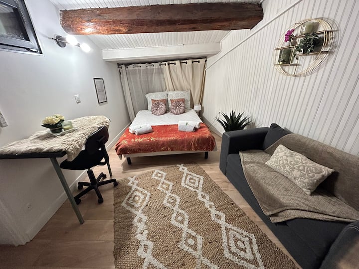 Dhoma e gjumit 4 

krevat dopio me çarçafë, jastëkë, jastëk, jorganë, peshqirë, xhel dushi janë të disponueshme. 