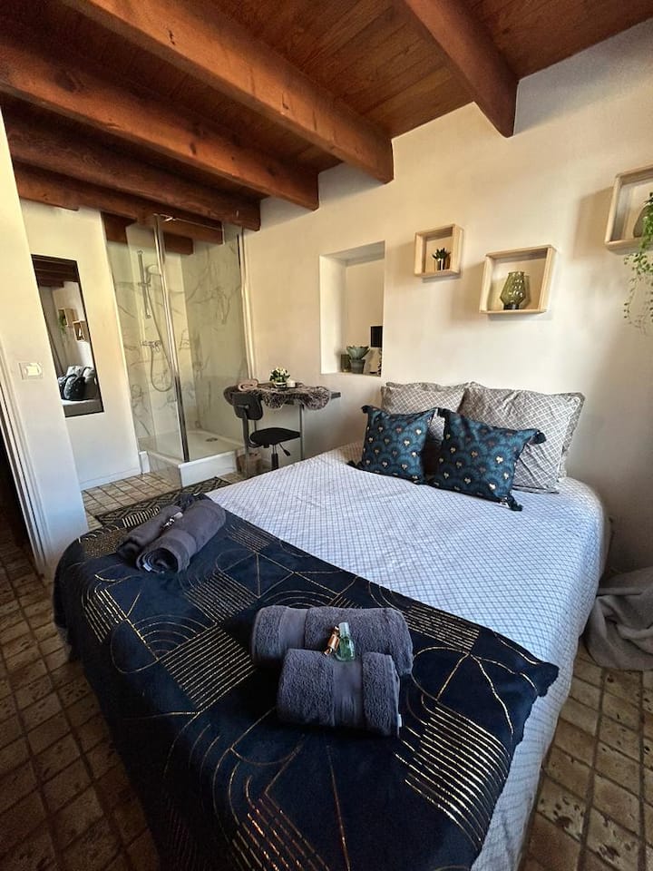 DHOMA E GJUMIT 1 - Ofrohen krevat dopio me çarçafë, jastëkë, jastëkë, peshqirë, xhel dushi. 
. 