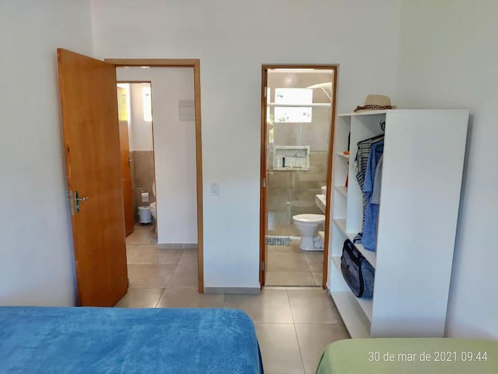 Dhomë gjumi me banjë brenda suitës