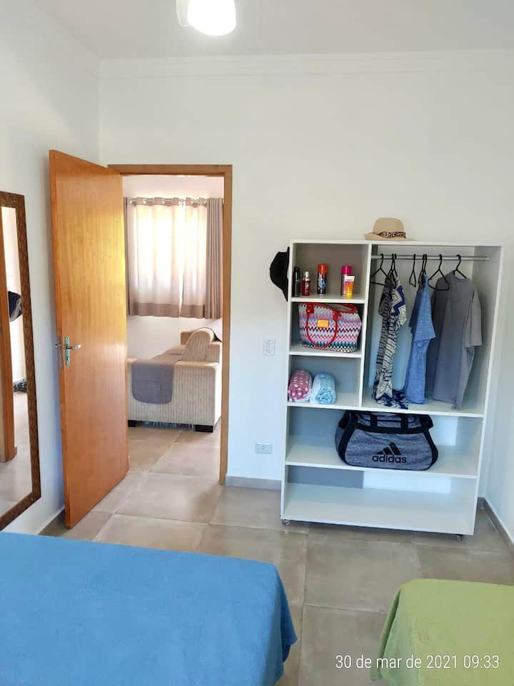 Garderoba është e hapur.