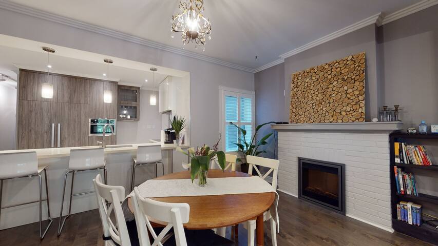 Mid Century Modern 3 BR in Cabbagetown, TO gallery image 4