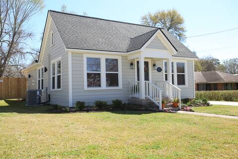 Charming 2BR 2BA Home- steps from downtown