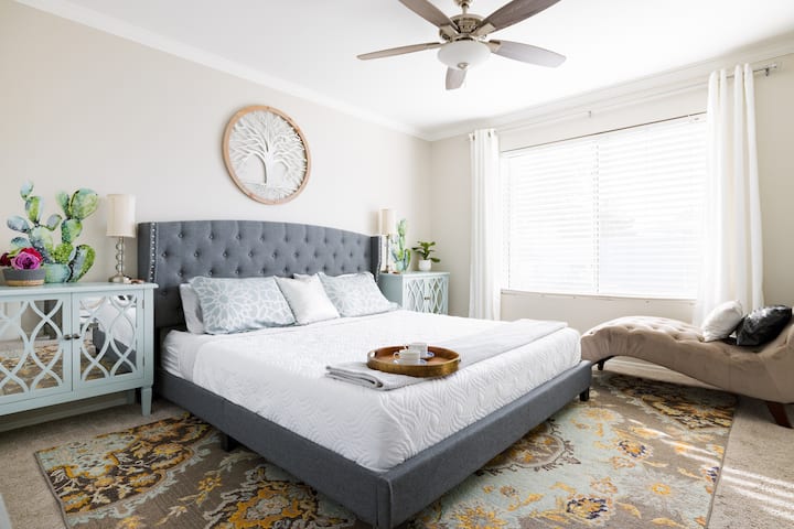 The Master Desert Oasis En Suite with KING size Purple mattress, a very comfortable bed. Ceiling fan. Black out curtains. Night stands with storage and USB chargers and electric fireplace. Stadium Oasis Glendale, Az