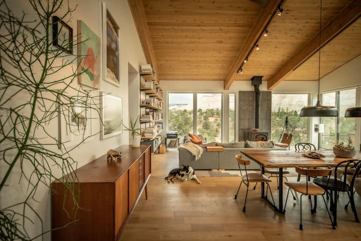MESA House is a reflection of the incredible landscape in which it resides--warm, modern, comfortable and full of expansive views and light.