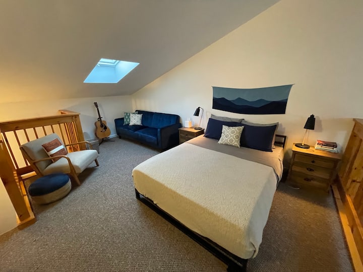 Nafasi ya chumba cha kulala cha roshani