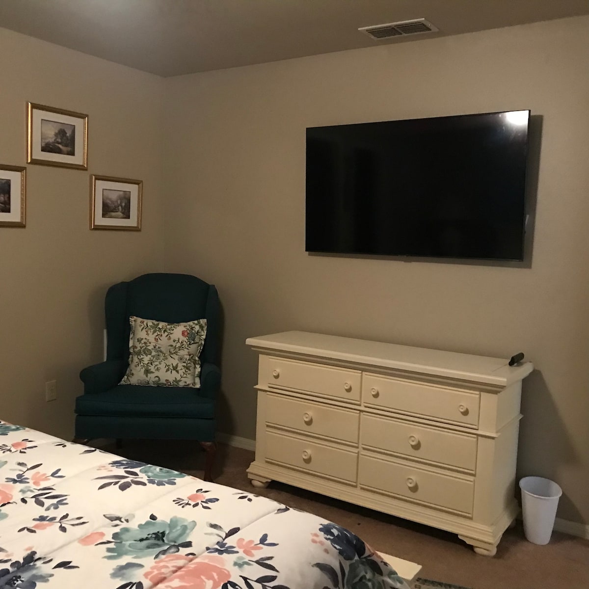 كرسي وخزانة ملابس MBR
