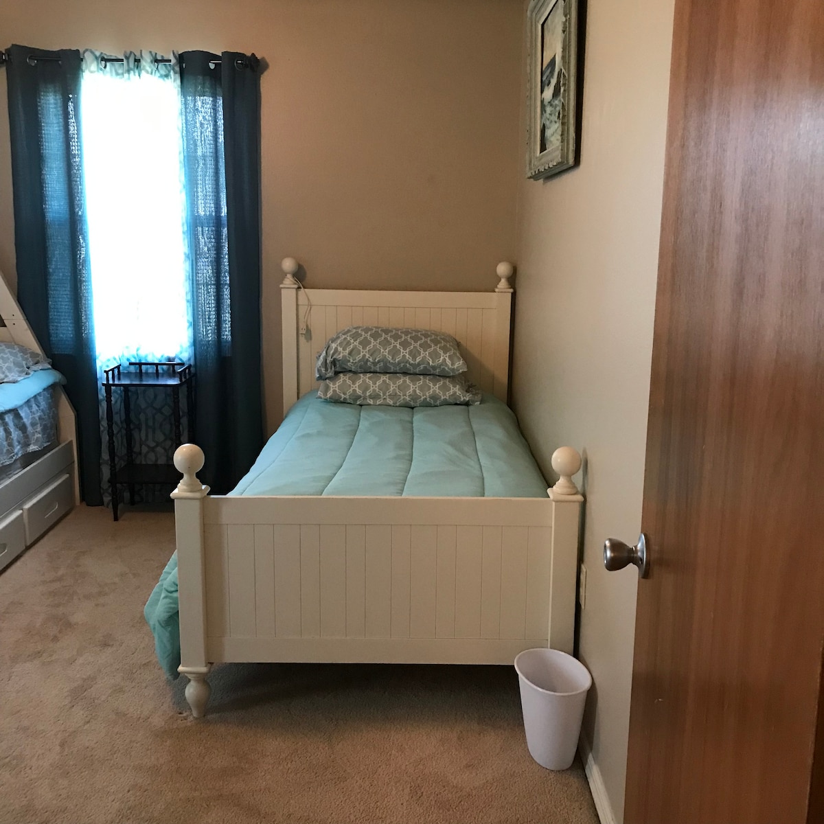 غرفة 
النوم الثانية ، مدخل ، سرير فردي.