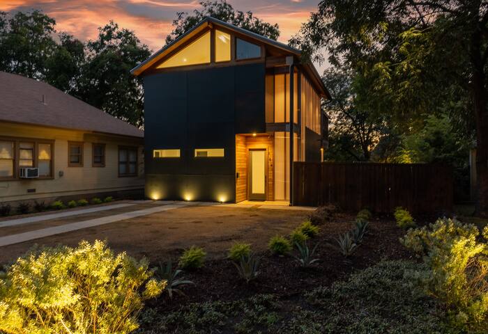 Luxury Home by Greenville Ave, near SMU & Uptown gallery image 2