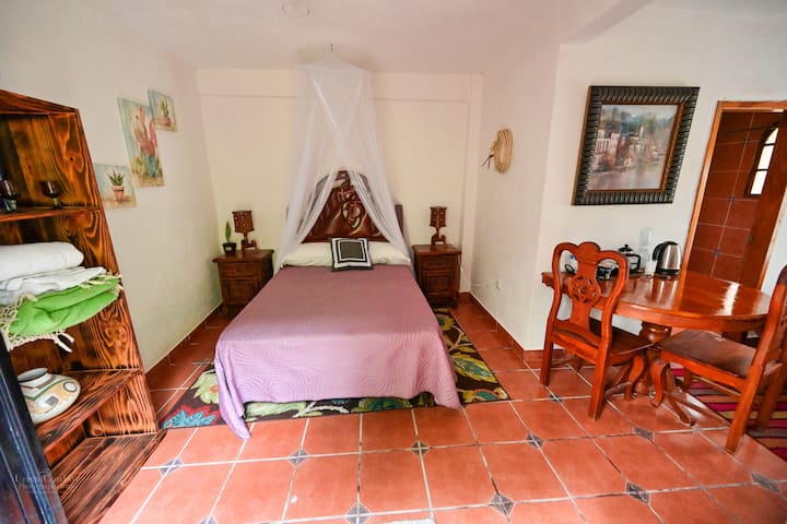 Habitación 5 "Fe": otra cama de tamaño completo con suite; esta habitación también tiene una cama doble adicional.