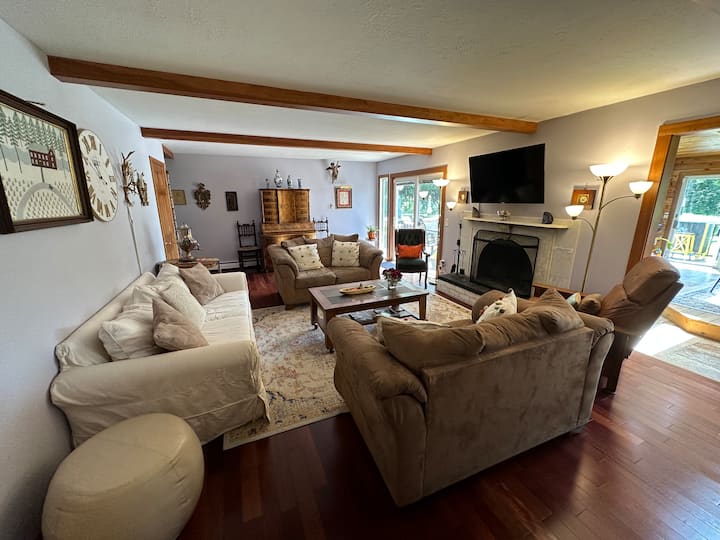 Sala de estar con TV inteligente