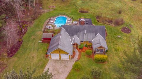 Six-bedroom country house with pool and hot tub