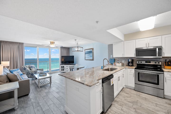 Beachfront Resort - Remodeled - 140+ 5-star Reviews! 3 Pools -Tiki Bar 8th Floor - Destin, FL