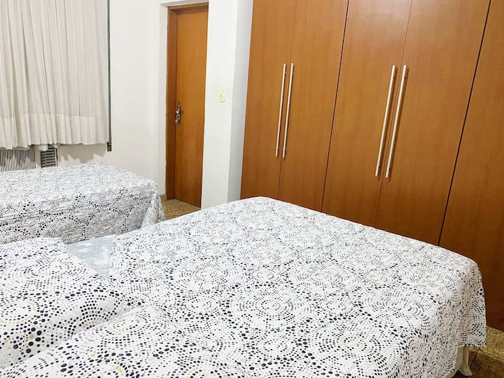 חדר שינה - מיטה זוגית ומיטת יחיד