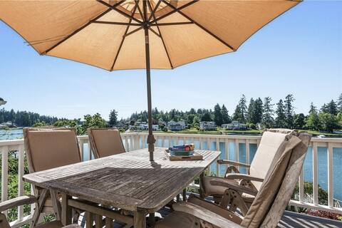 Waterfront House w/ 4 En-Suites and Private Beach