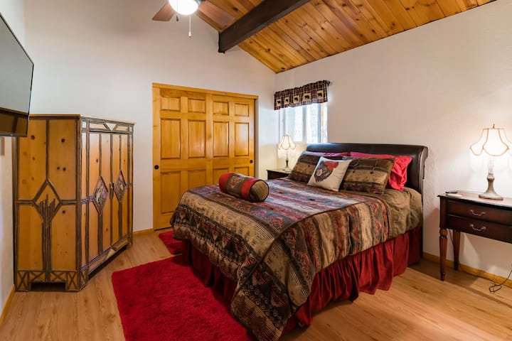 Cama cómoda y SmartTV, roku, ventilador de techo.