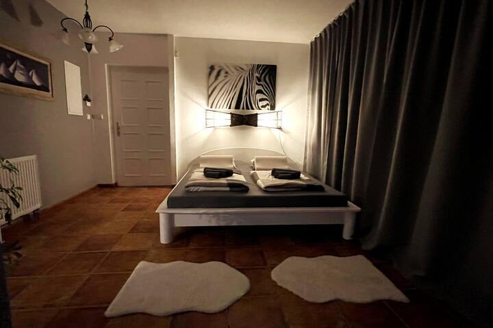 Ložnice s manželskou postelí která se nachází v přízemí domu