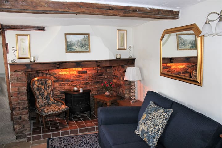 Character Cottage Within City Walls - Chester, UK