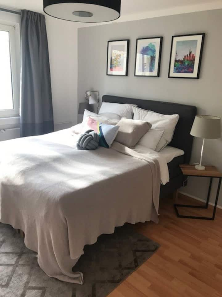 Super central 2 bedroom apartment -10 min to the fair