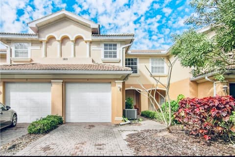 Newly Renovated Townhouse! 10 min from the beach