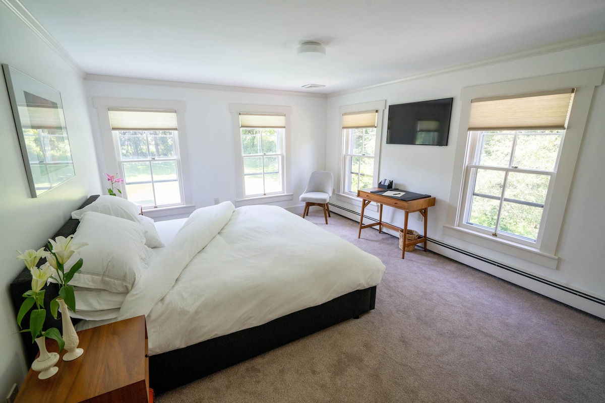 Hlavná spálňa.  Veľká manželská posteľ. Samsung Frame TV