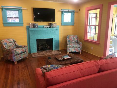 Colorful 2bdrm cottage, near Old Town Bluffton.