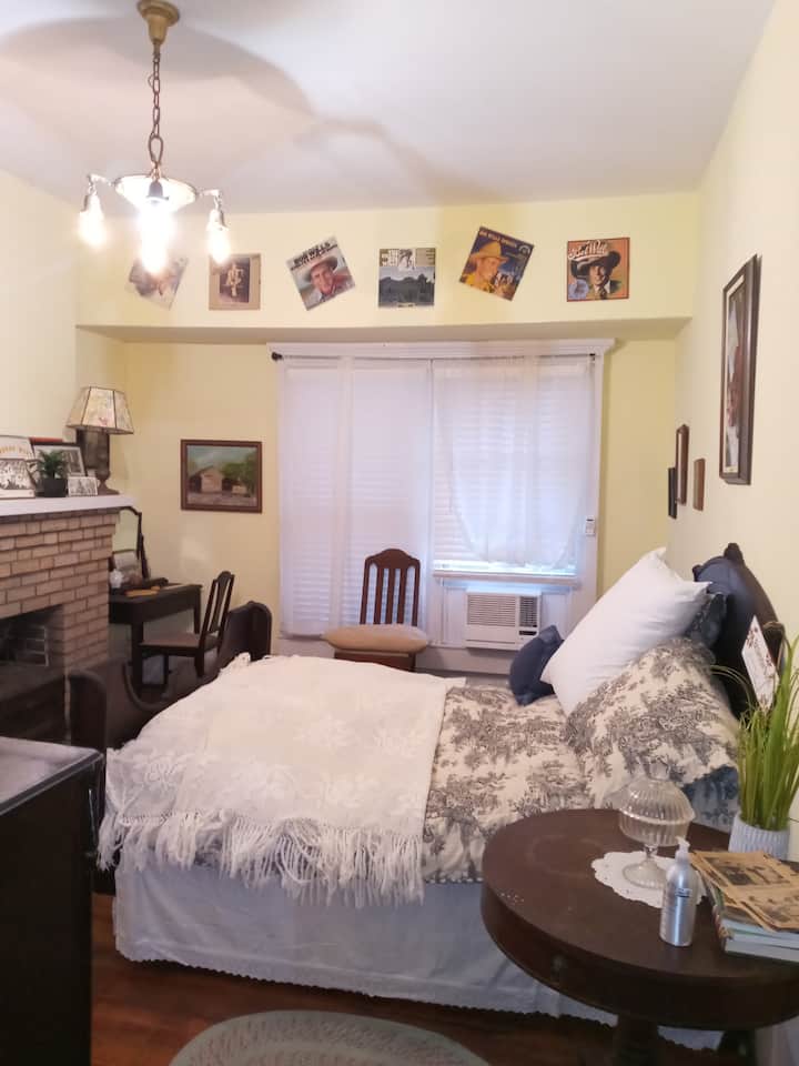 The full bed. Bob Wills Room.
