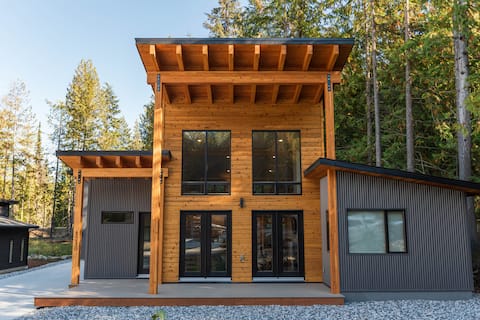 Popular Airbnb listing: Modern Cabin w/loft walk to ski slopes & trails in Kootenay Boundary