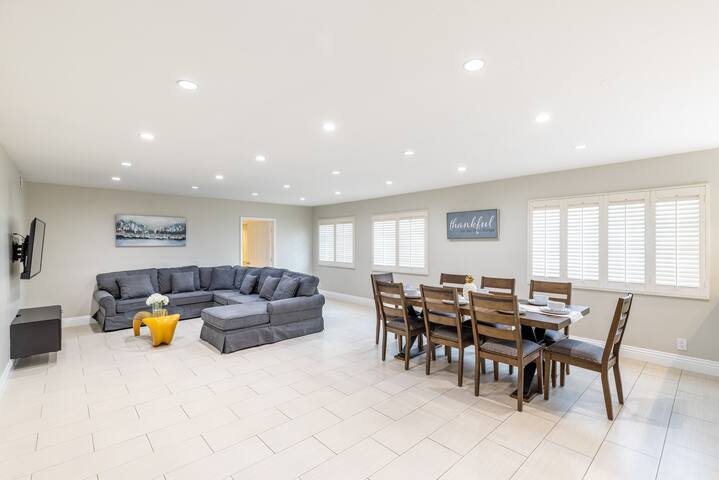 Beautiful 3 bedroom house with backyard, parking