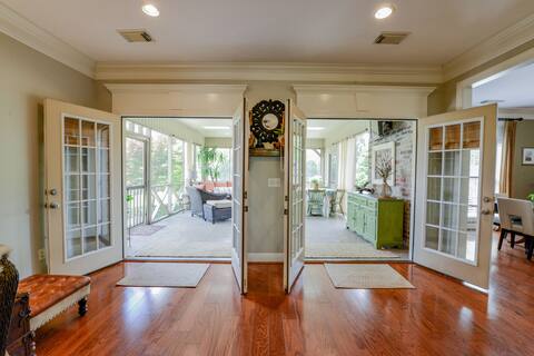 Family Gameday Retreat! Large 4BR. 3 bath plus...!