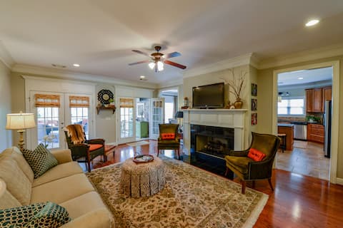 Family Gameday Retreat! Large 4BR. 3 bath plus...!