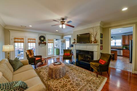 Family Gameday Retreat! Large 4BR. 3 bath plus...!