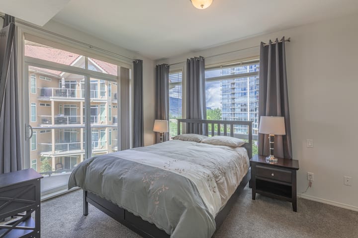 Camera da letto principale - ha accesso al patio e alle montagne e parziale vista lago. Stanza molto luminosa con luce solare.