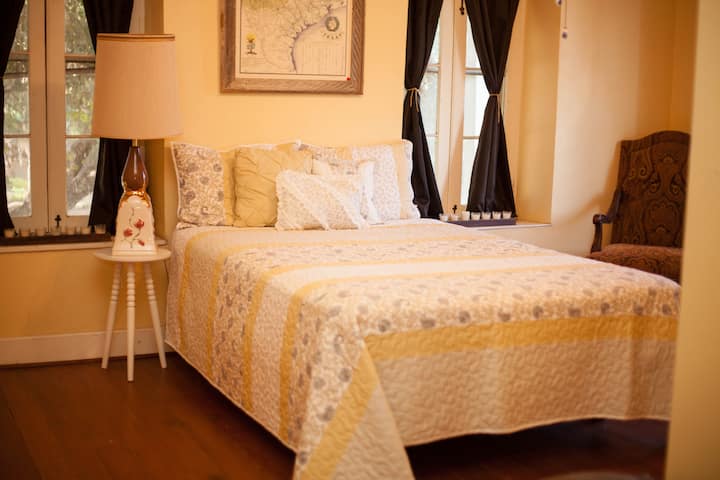 Doppelzimmer im Obergeschoss mit Queensize-Bett