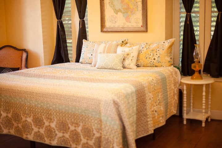 Zimmer mit Kingsize-Bett im Obergeschoss