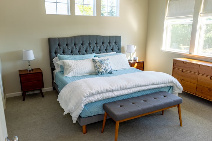 ห้องนอนใหญ่พร้อมเตียงคิงไซส์