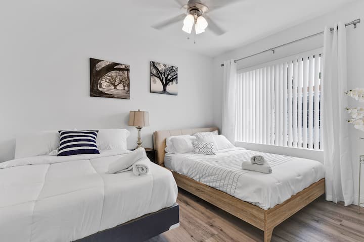 La ropa de cama lujosa y las sábanas acogedoras garantizan una noche de sueño reparador para todos los huéspedes.